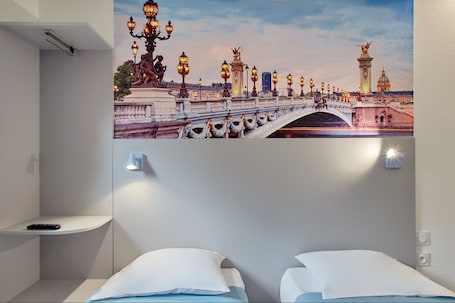 Quarto duplo standard, 2 camas de solteiro | Escrivaninha, cortinas blackout, Wi-Fi de cortesia, roupa de cama