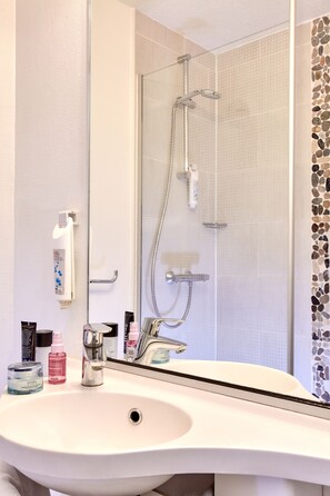 Een douche, gratis toiletartikelen, een haardroger, handdoeken