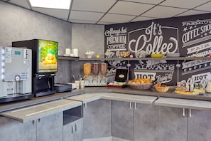 Petit déjeuner buffet (5.90 EUR par personne)