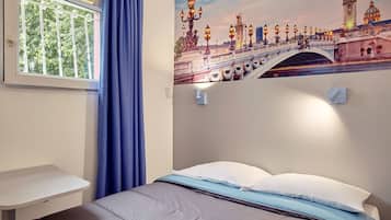 Habitación doble | Escritorio, cortinas blackout, wifi gratis y ropa de cama