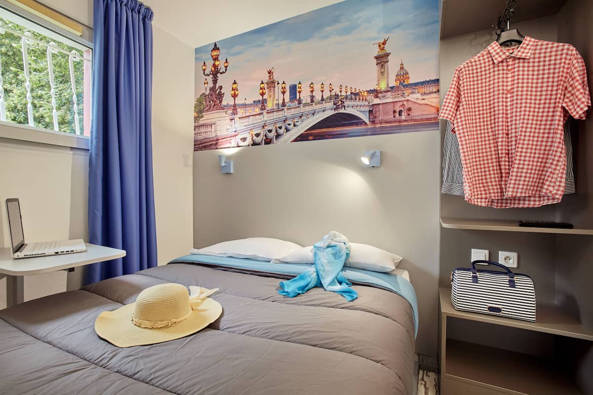 Habitación doble | Escritorio, cortinas opacas, wifi gratis y ropa de cama