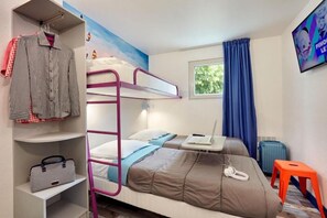 Een bureau, verduisterende gordijnen, gratis wifi, beddengoed