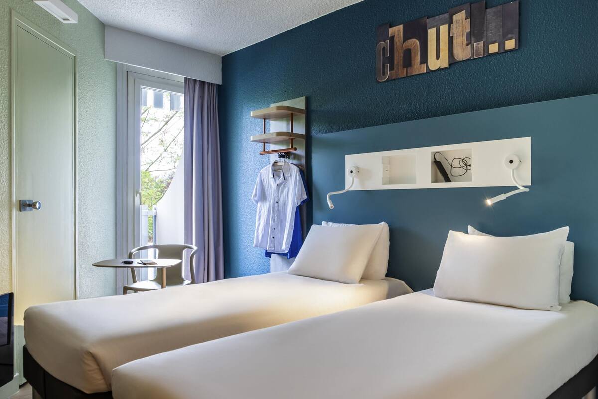 Chambre Standard, 2 lits une place | Bureau, chambres insonorisées, fer et planche à repasser