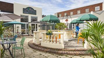 Déjeuner et dîner servis sur place, spécialités Cuisine française