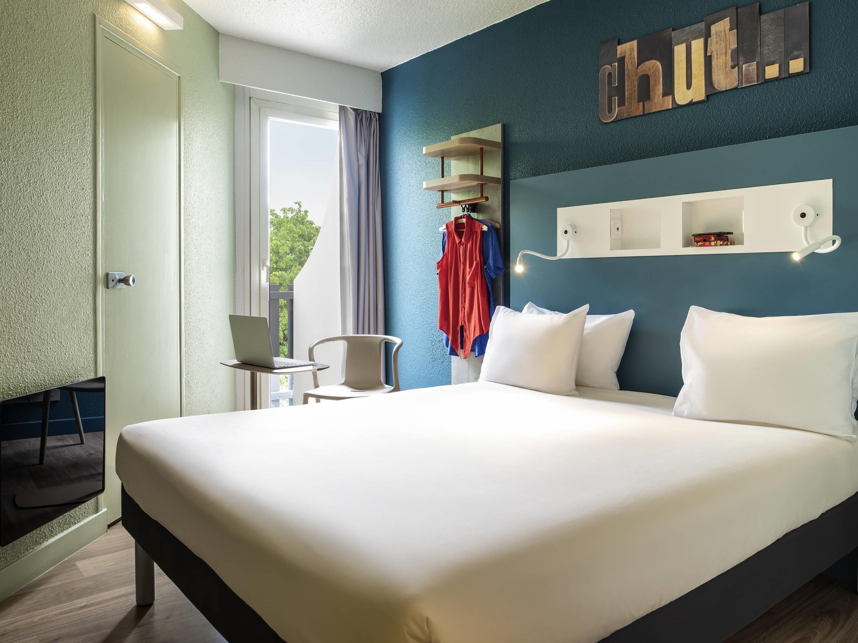 Quarto standard, 1 cama de casal | Escrivaninha, quartos à prova de som, ferros/tábuas de passar roupa