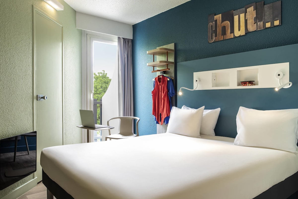 Quarto standard, 1 cama de casal | Escrivaninha, quartos à prova de som, ferros/tábuas de passar roupa