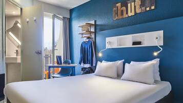 Bureau, chambres insonorisées, fer et planche à repasser