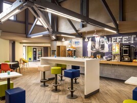 Desayuno buffet diario (EUR 8.40 por persona)