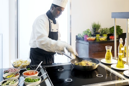 Se sirven almuerzos y cenas, cocina mediterránea. NH München Airport