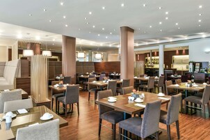 Desayuno buffet todos los días (con cargo)