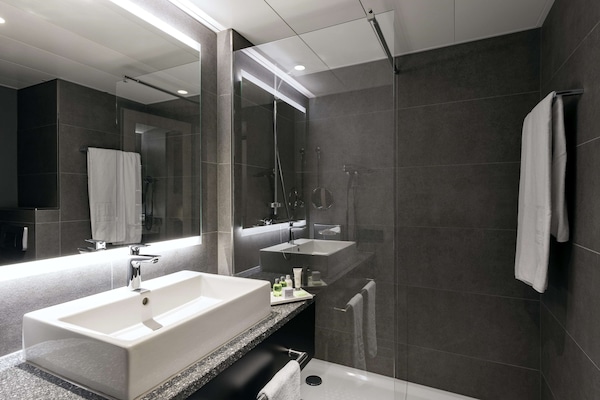 Combined shower/tub, deep soaking tub, eco-friendly toiletries