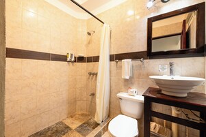 Standard-Doppelzimmer (Sea View) | Badezimmer | Dusche, Haartrockner, Handtücher