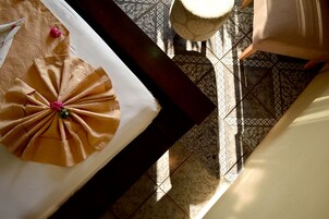 Ropa de cama de alta calidad y caja de seguridad en la habitación 