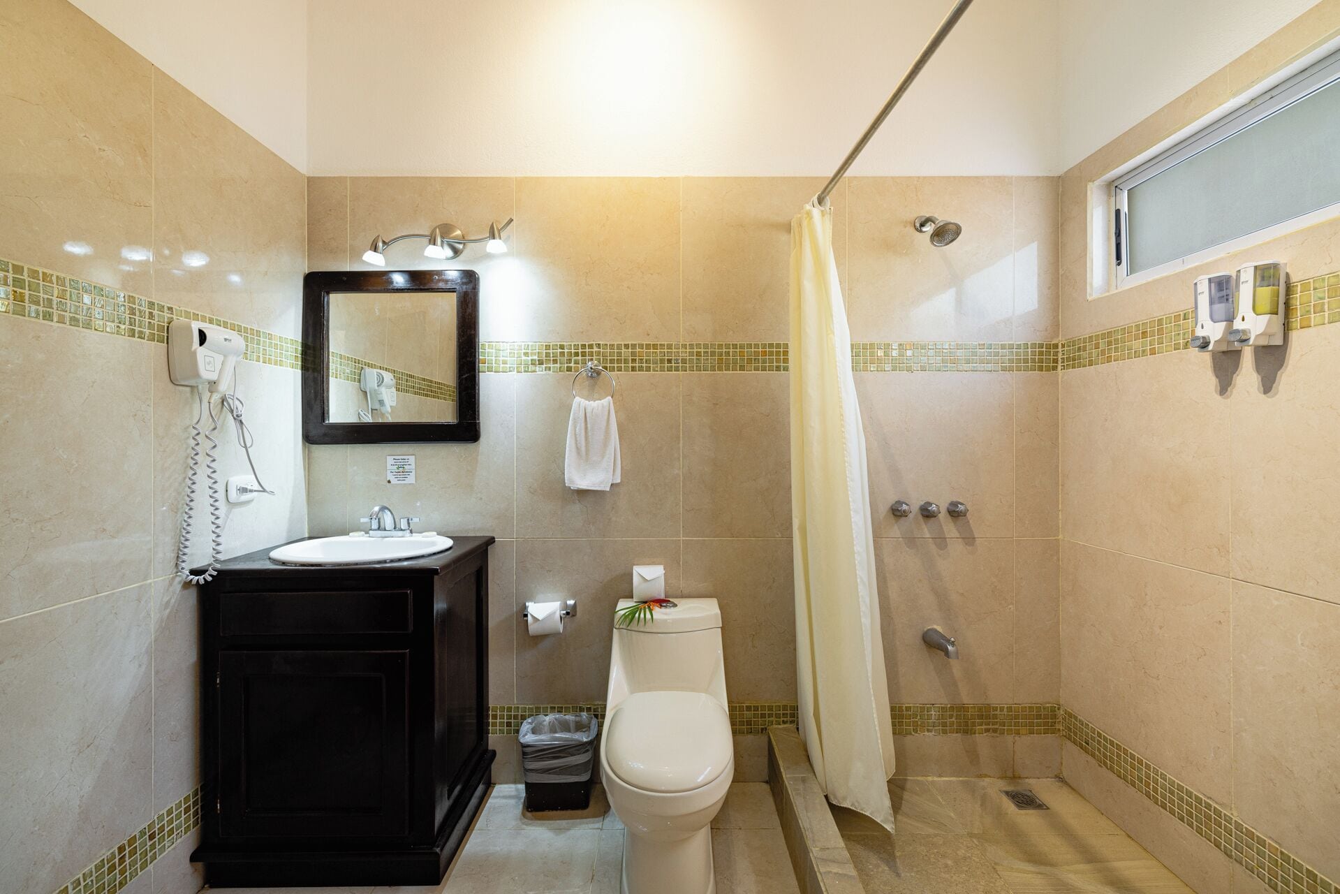 Een badkamer met een wastafel, toilet en douche.