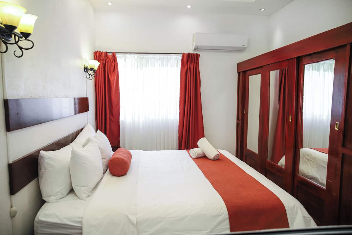 Premium bedding, in-room safe, individually decorated