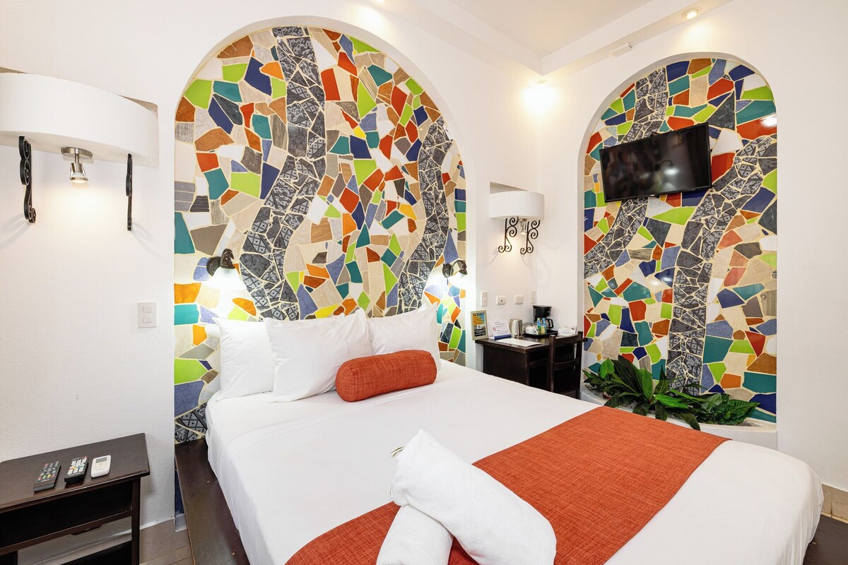Jungle Room | In-room safe, desk, laptop workspace, blackout drapes