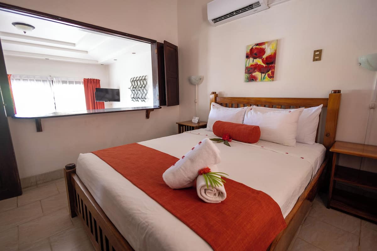 Family Double or Twin Room | Peralatan tempat tidur premium, peti besi dalam bilik