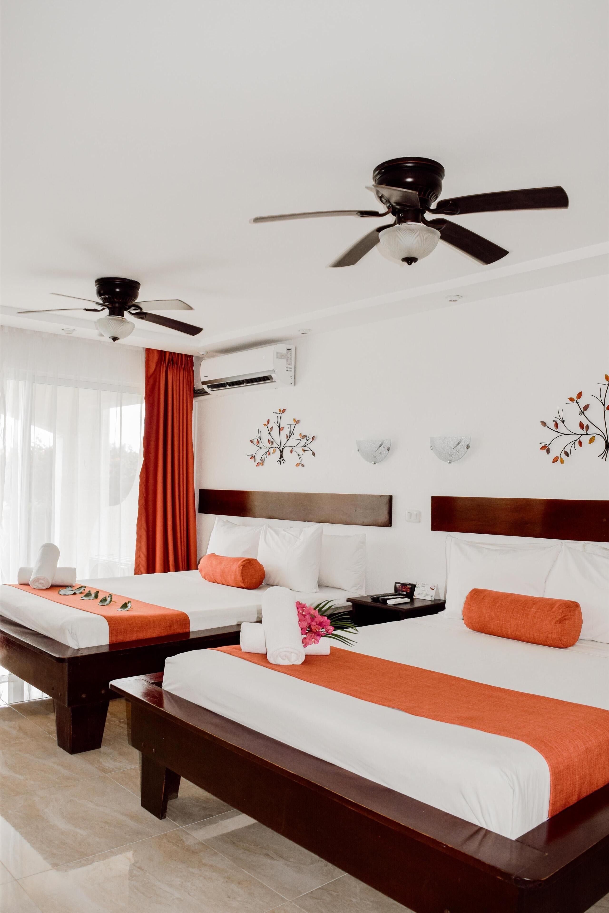 高级四人房 (Balcony or Patio) | 高档床上用品、客房内保险箱、特色装修、特色家居