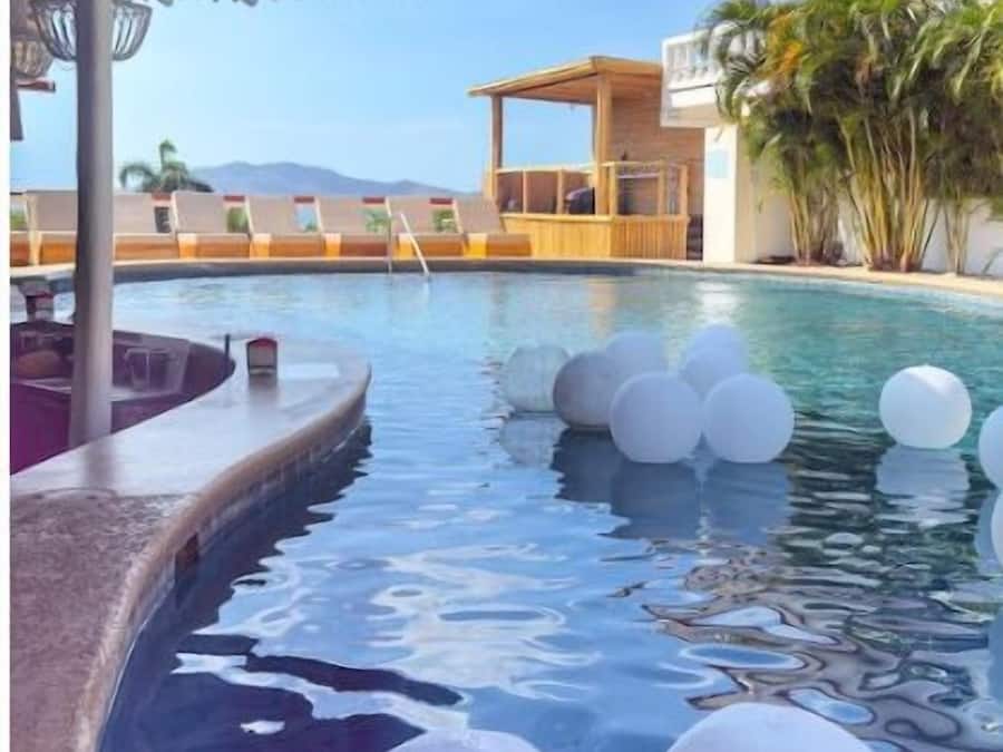 Piscina externa, espreguiçadeiras