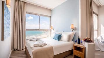 Studio | Minibar, in-room safe, desk, iron/ironing board