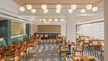 2 restaurants; breakfast, lunch and dinner served