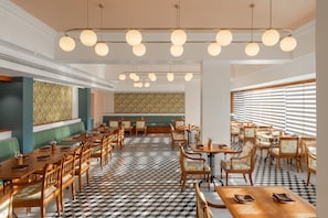 2 restaurantes: opção de café da manhã, almoço e jantar