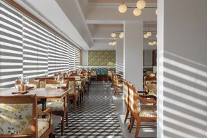 2 restaurants; breakfast, lunch, and dinner served - The Avenue Regent (Kanayannur)