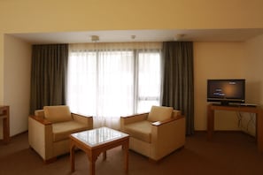 Suite | Minibar, in-room safe, desk, iron/ironing board