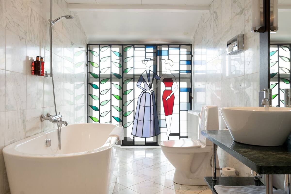 deluxe double room | bathroom | free toiletries, hair dryer, heated floors, towels