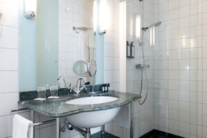 Chambre Deluxe double | Salle de bain | Articles de toilette (gratuits), séchoir à cheveux
