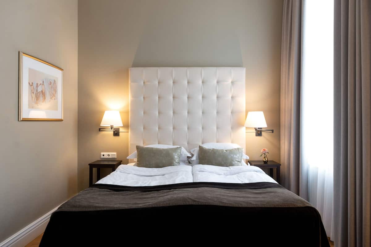 Double Small Standard Room | Premium bedding, pillowtop beds, minibar, in-room safe