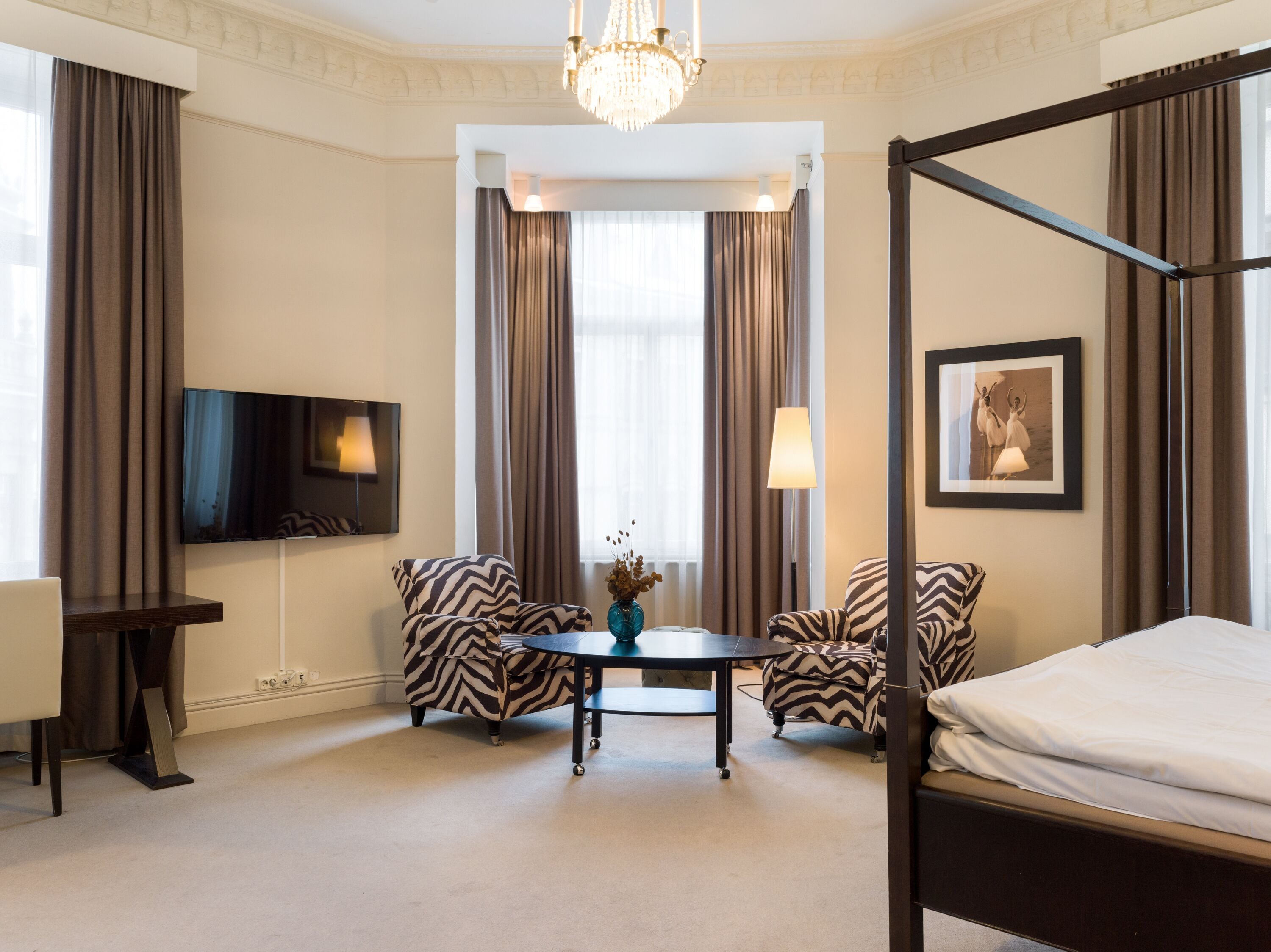 junior suite | premium bedding, pillow-top beds, minibar, in-room safe