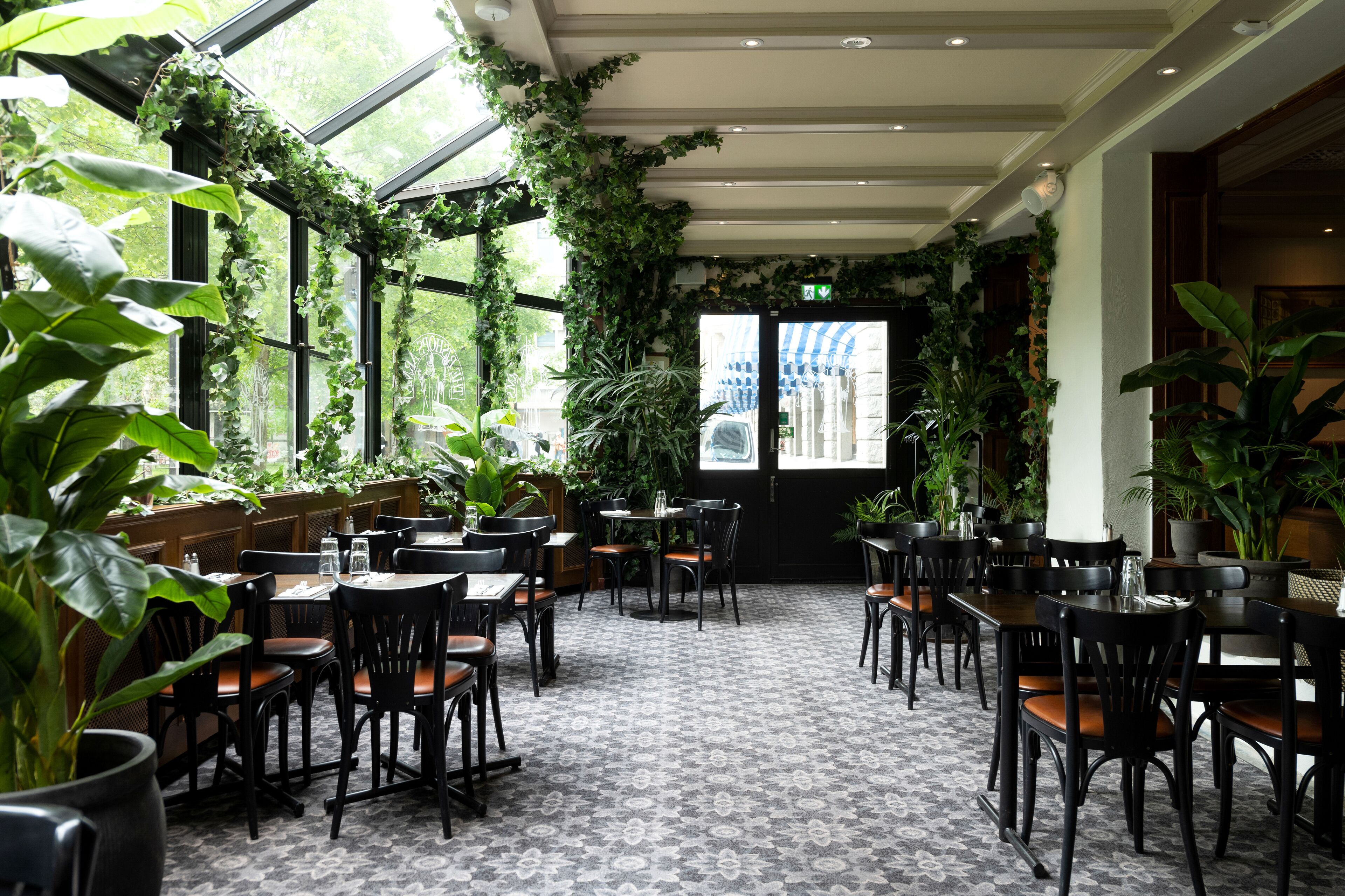 2 restaurants, breakfast served