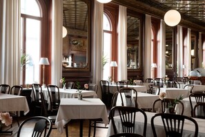 2 restaurants, breakfast served