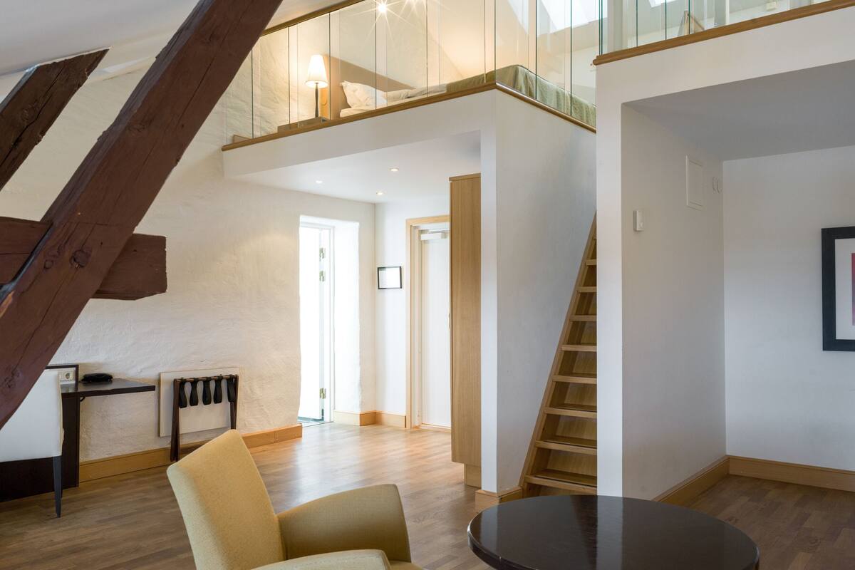 Junior Suite Loft | 고급 침구, 필로우탑 침대, 미니바, 객실 내 금고
