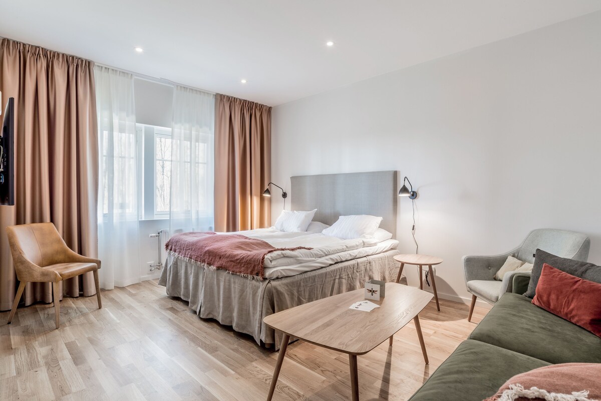 Escritorio, tabla de planchar con plancha, wifi gratis y ropa de cama 