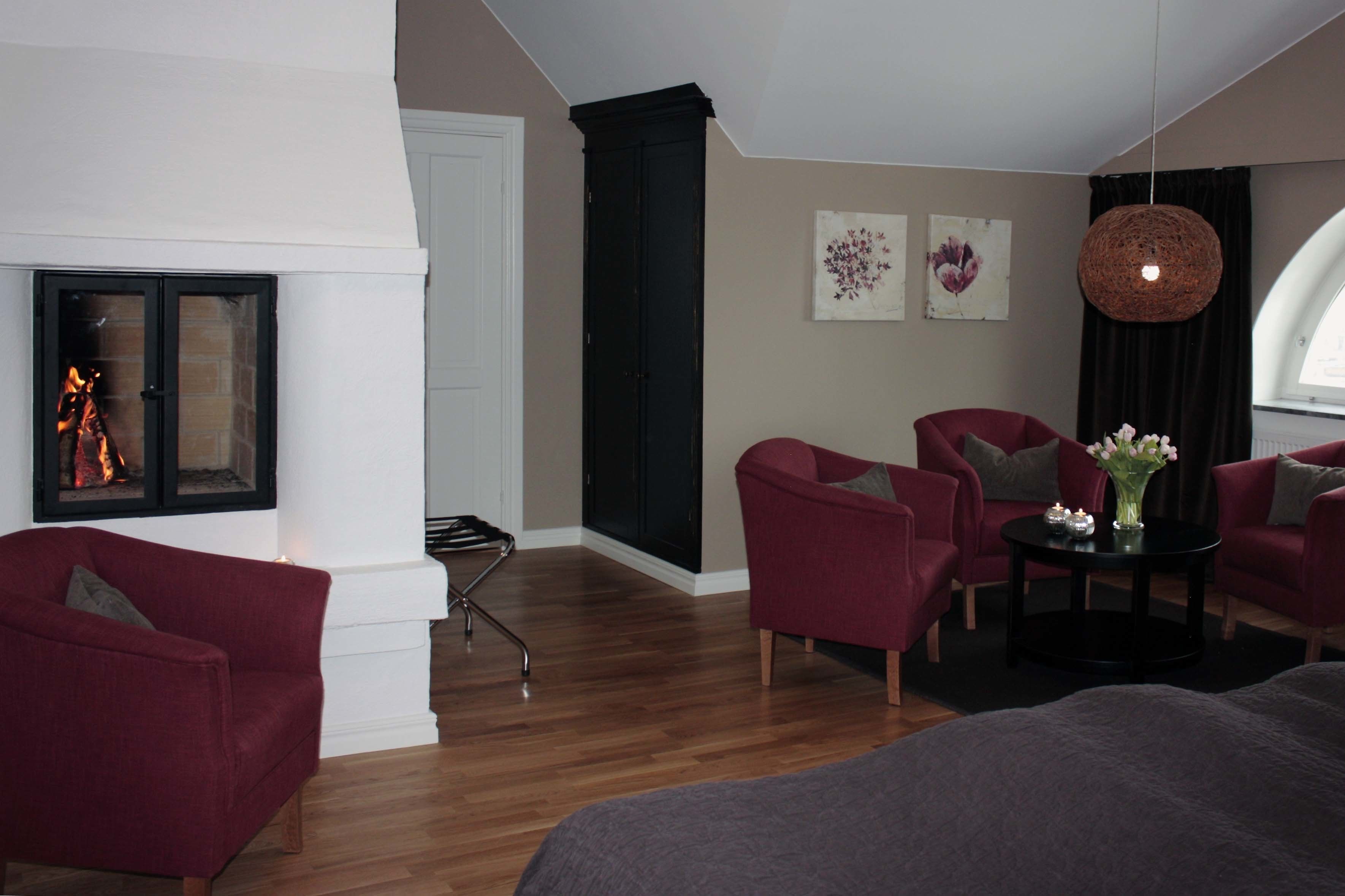 mini-suite | 1 bedroom, hypo-allergenic bedding, desk, iron/ironing board