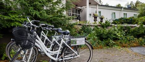 Una bicicleta estacionada frente a un edificio con un letrero que dice 'Blommenhof Hotel'.