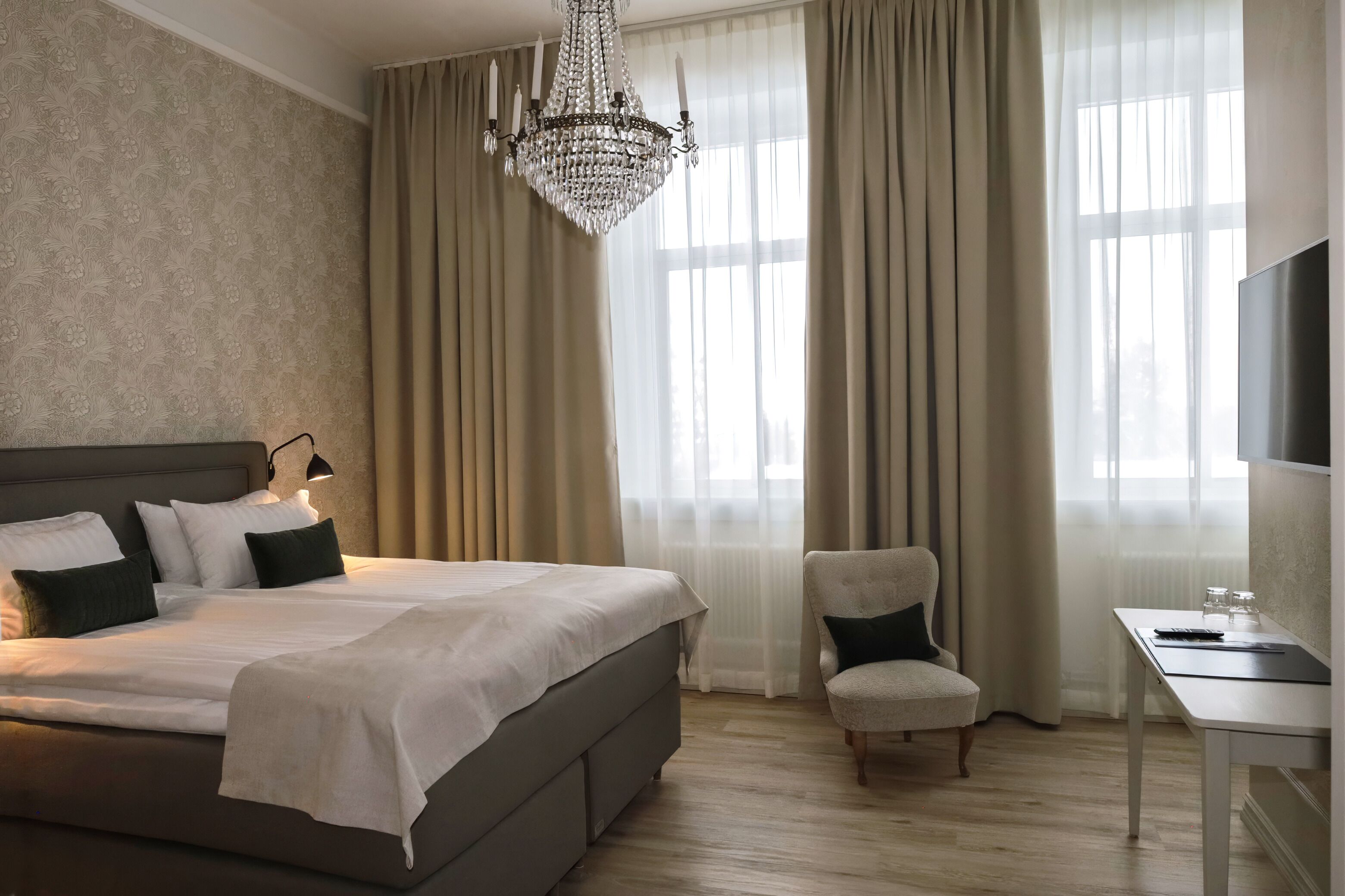 Deluxe Double or Twin Room | Hypo-allergenic bedding, desk, iron/ironing board, cribs/infant beds