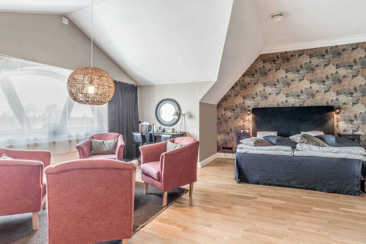 Suite | Skrivebord, strykejern/-brett, wi-fi (inkludert) og sengetøy