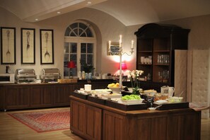 Free daily buffet breakfast 