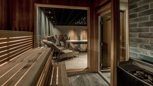 Un interior de madera con un banco, muebles de mimbre y una chimenea.