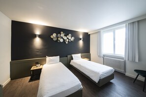 Down comforters, desk, laptop workspace, blackout drapes - Cortina Hotel (Wevelgem)