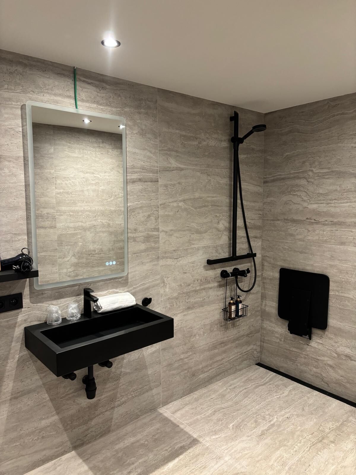 Deluxe-Doppelzimmer | Badezimmer | Haartrockner, Handtücher, Seife, Shampoo