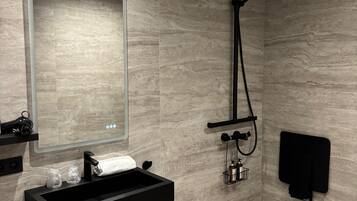 Deluxe-Doppelzimmer | Badezimmer | Haartrockner, Handtücher, Seife, Shampoo
