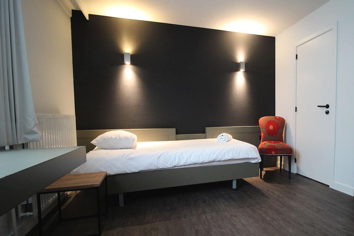 single room | desk, free wifi, bed sheets