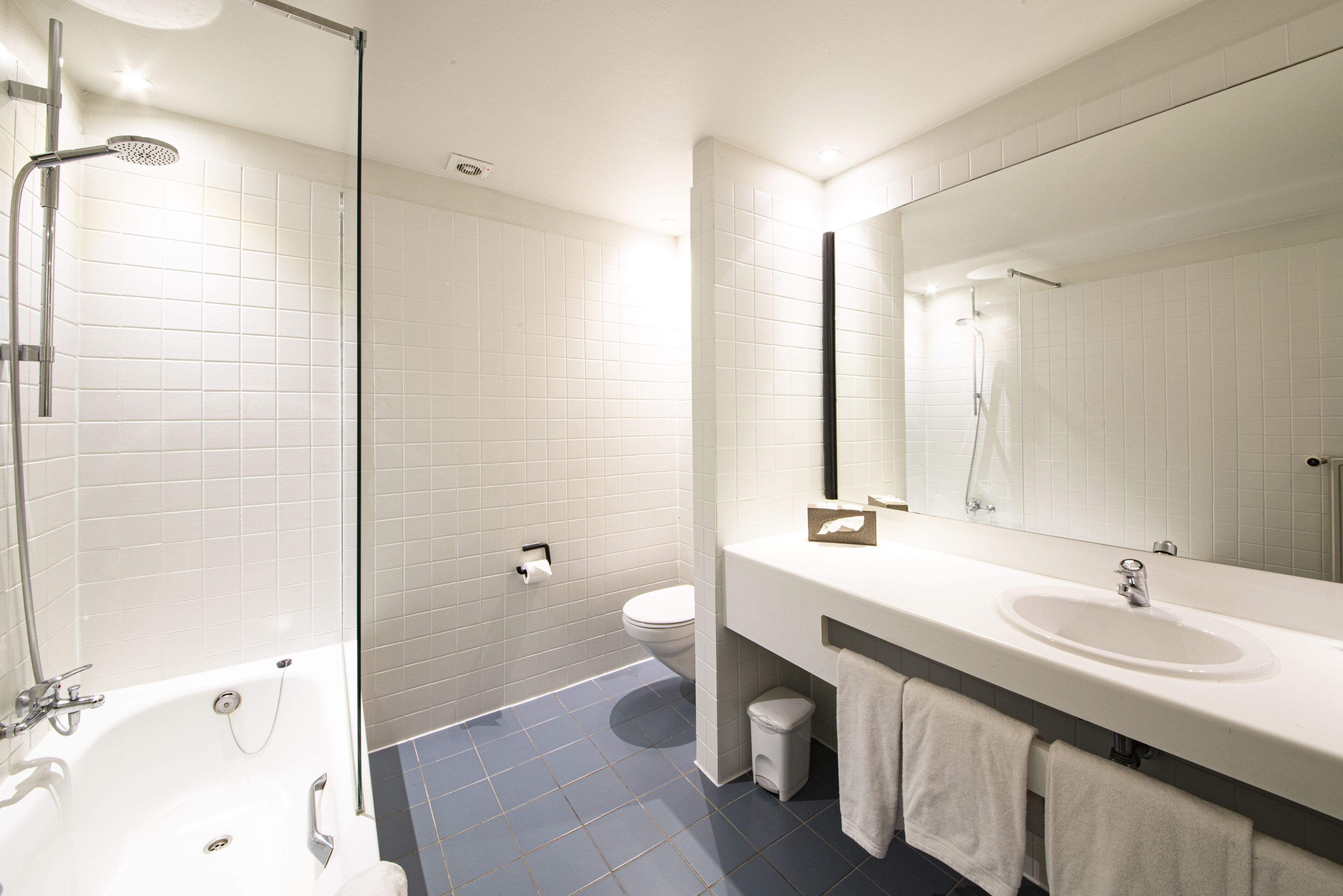 twin room | desk, free wifi, bed sheets