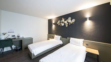 2 chambres, bureau, rideaux occultants, fer et planche Ă repasser