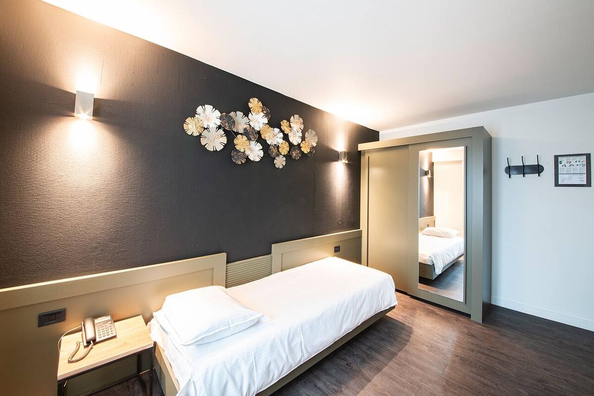 Single Room | Down comforters, desk, laptop workspace, blackout drapes