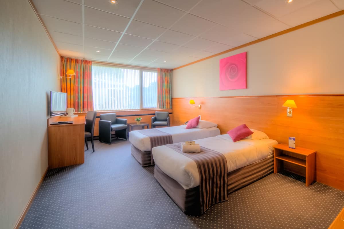 In-room safe, desk, soundproofing, WiFi (free)